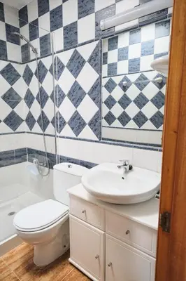 Un baño de Delightful Bungalow Playmar: Comfort and Convenience in Maspalomas, Steps Away from Shopping Centers and Beaches