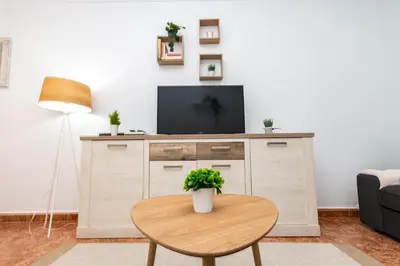 Una televisión o centro de entretenimiento en Happy Waves Home