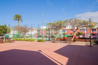 Instalaciones para jugar a tenis o squash en Villa Florymar a 12 minutos del aeropuerto o alrededores