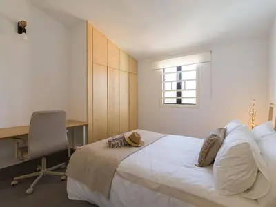 Cama o camas de una habitación en Amazing 3 bedroom next to the beach with heated pool