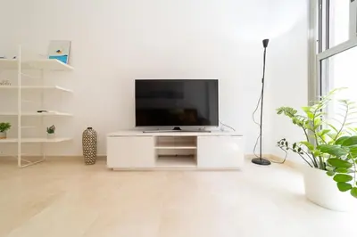Una televisión o centro de entretenimiento en Sand Beach Las Canteras