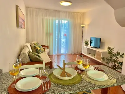 Una televisión o centro de entretenimiento en Bungalow Caserio 47 by SunHousesCanarias