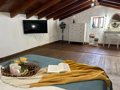 Una televisión o centro de entretenimiento en Casa Ramoncito