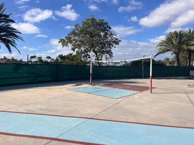 Instalaciones para jugar a tenis o squash en Mar y Sol o alrededores