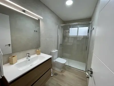 Un baño de Deluxe Home Las Palmas - by Gestión Vacacional Canarias