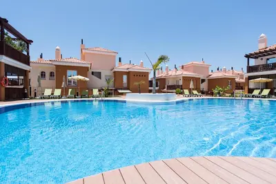 Piscina en o cerca de Beautiful Flat with heated pool near the beach