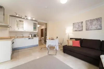 Una cocina o zona de cocina en Beautiful Flat with heated pool near the beach