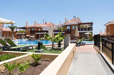 Piscina en o cerca de Beautiful Flat with heated pool near the beach