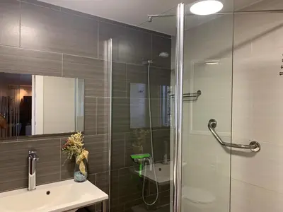 Un baño de jardin vista mar
