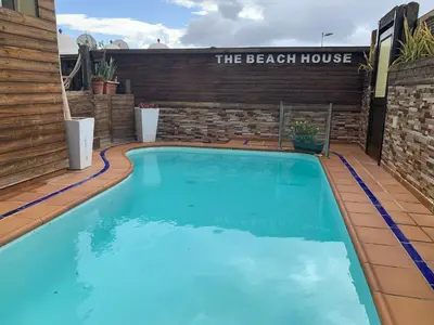 Piscina en o cerca de jardin vista mar