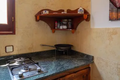 Una cocina o zona de cocina en CASA RÚSTICA CON JACUZZI