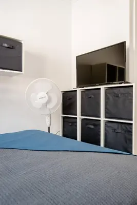 Una televisión o centro de entretenimiento en ChrisOasis