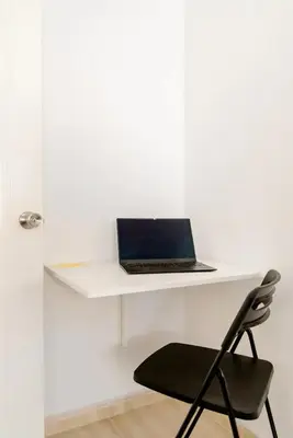 Una televisión o centro de entretenimiento en ChrisOasis