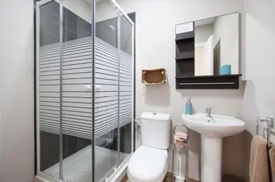 Un baño de Triana 103 Rooms & Suites