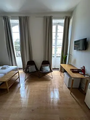 Una televisión o centro de entretenimiento en Triana 103 Rooms & Suites