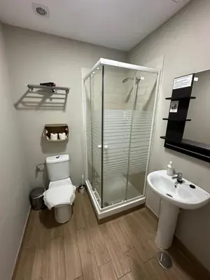 Un baño de Triana 103 Rooms & Suites