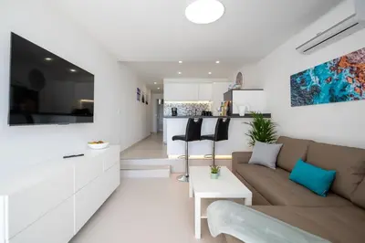Una televisión o centro de entretenimiento en Pool Apartment Tamaran