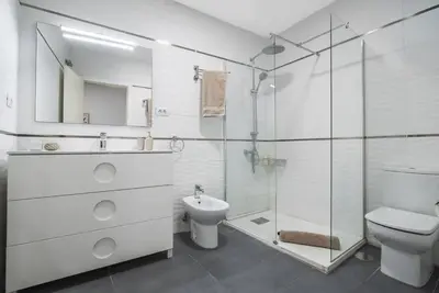 Un baño de Alma Home ,6 paxs ,Wifi , Playa Canteras, Ocio