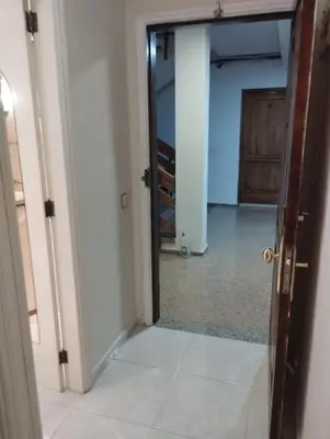 Plano de Tranquilo apartamento en San Agustin 1 dormitorio cama doble y salon con sofas camas