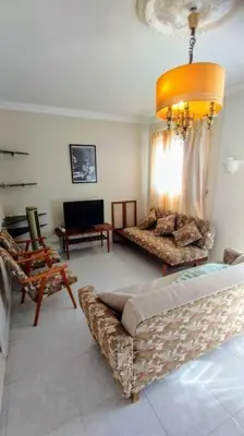 Plano de Tranquilo apartamento en San Agustin 1 dormitorio cama doble y salon con sofas camas