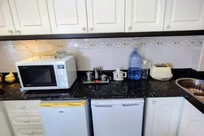 Plano de Tranquilo apartamento en San Agustin 1 dormitorio cama doble y salon con sofas camas