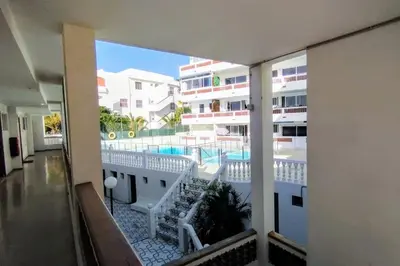 Plano de Tranquilo apartamento en San Agustin 1 dormitorio cama doble y salon con sofas camas