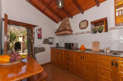 Una cocina o zona de cocina en Casa con piscina en San Bartolome