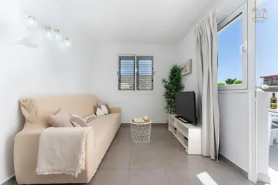 Una televisión o centro de entretenimiento en Blissful Apartment