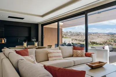 Zona de estar de Villa Calima by Homestaygrancanaria