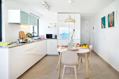 Una cocina o zona de cocina en Amapola Ocean - recién reformado, frente al mar