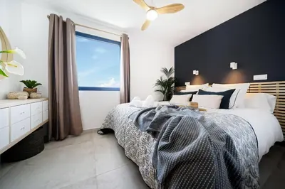 Cama o camas de una habitación en Amapola Coast - recién reformado, frente a la playa
