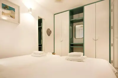 Cama o camas de una habitación en Amapola Waves - recién reformado, frente a la playa