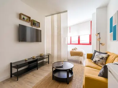 Una televisión o centro de entretenimiento en Fantástico estudio con ascensor Playa de Las Canteras BT3c