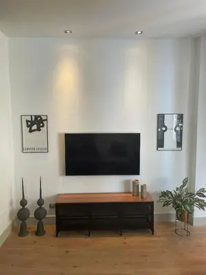 Una televisión o centro de entretenimiento en Apartamentos Los Dragos - Planta 1