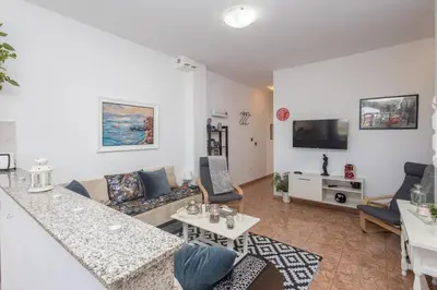 Una televisión o centro de entretenimiento en Piso de 3 habitaciones en Agüimes