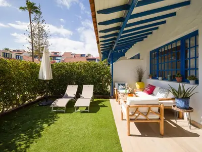 Jardín al aire libre en Harbour retreat at the beach by CanaryScape