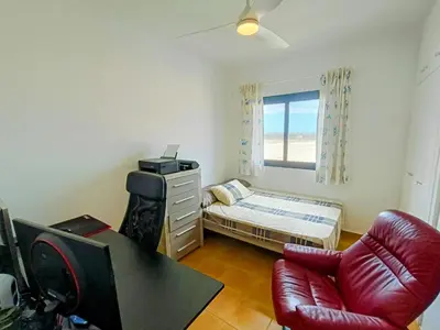 Una televisión o centro de entretenimiento en Luxury House with sea view, hottub & pool