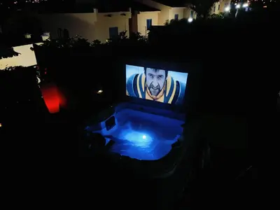 Animación nocturna para los clientes de Luxury House with sea view, hottub & pool