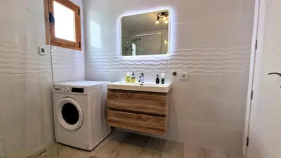 Un baño de Haiti 2 Bedroom Apartment