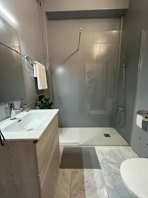 Un baño de Basement Apartment