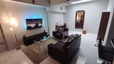 Una televisión o centro de entretenimiento en Basement Apartment
