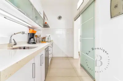 Una cocina o zona de cocina en Villa con terraza y jardín privado en Gran Canaria
