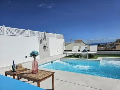 Piscina en o cerca de Exclusive villa with heated saltwater pool, roof terrace with beautiful views in Mogán