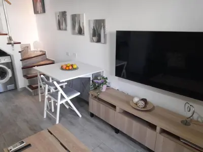 Una televisión o centro de entretenimiento en Duna Flor Verde - Bungalow Cika 207