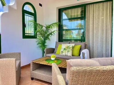 Zona de estar de Dunaflor Verde 8 by SunHousesCanarias