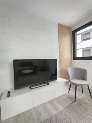 Una televisión o centro de entretenimiento en El Retiro