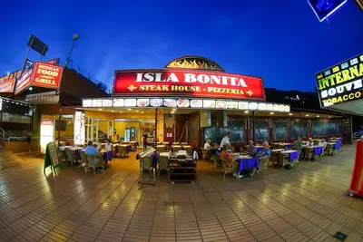 Un restaurante o sitio para comer en Montecarlo 35&45 first row with air conditioning & WI-FI & sound insulation