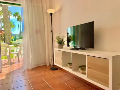 Una televisión o centro de entretenimiento en Bungalow Caserio 48 by SunHousesCanarias