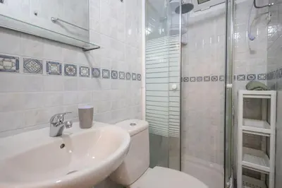 Un baño de Estudio en primera línea de playa