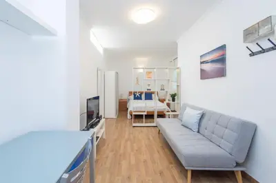 Una televisión o centro de entretenimiento en Estudio en primera línea de playa